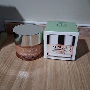 CLINIQUE moisture surge auto repservering hidrator con autoronyaratant - 1.7oz